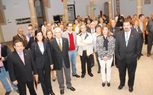 Representantes municipales y cofrades de ambas ciudades en el claustro de Santa Ana. :: PALMA